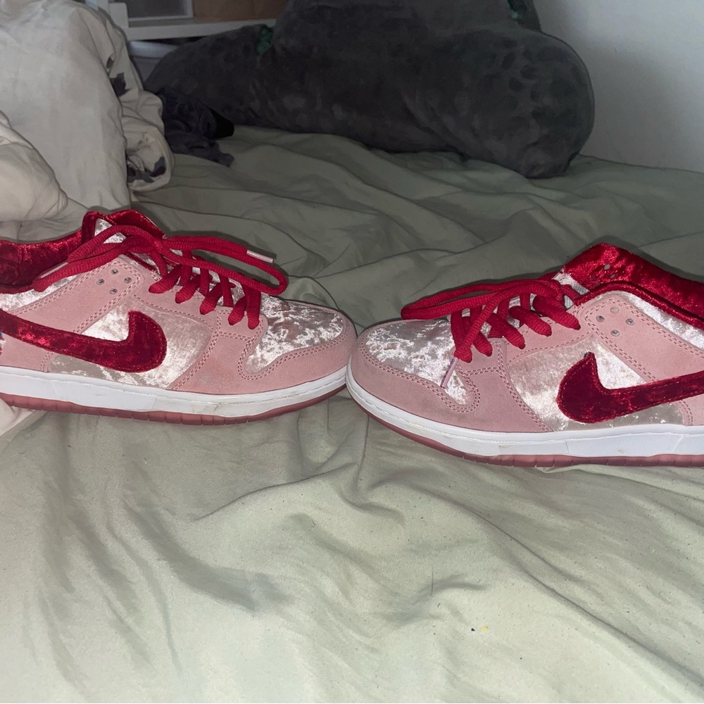 Nike SB Dunk Strange Love